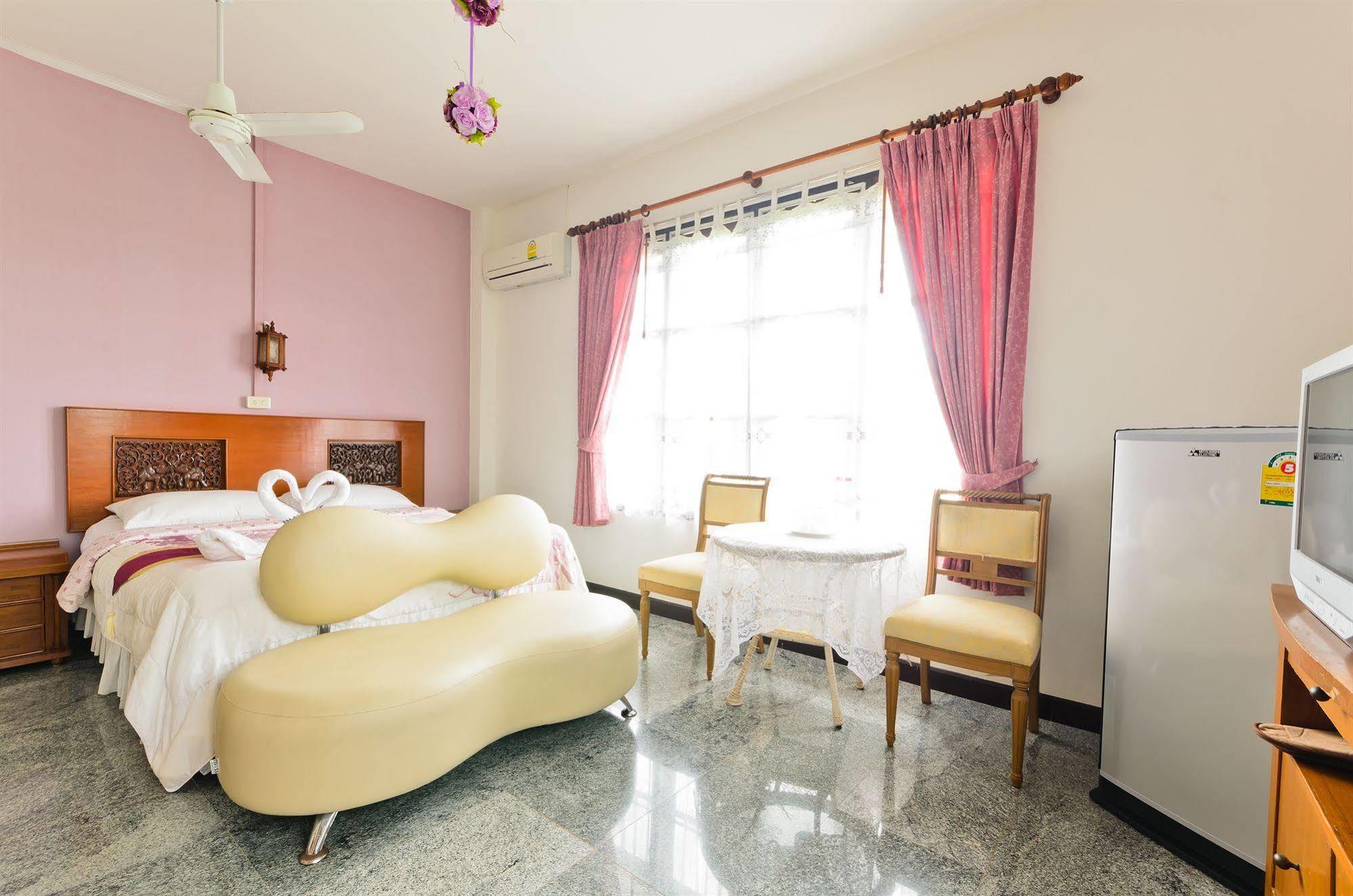 Sananwan Beach B&B Bang Saphan Noi Exteriör bild
