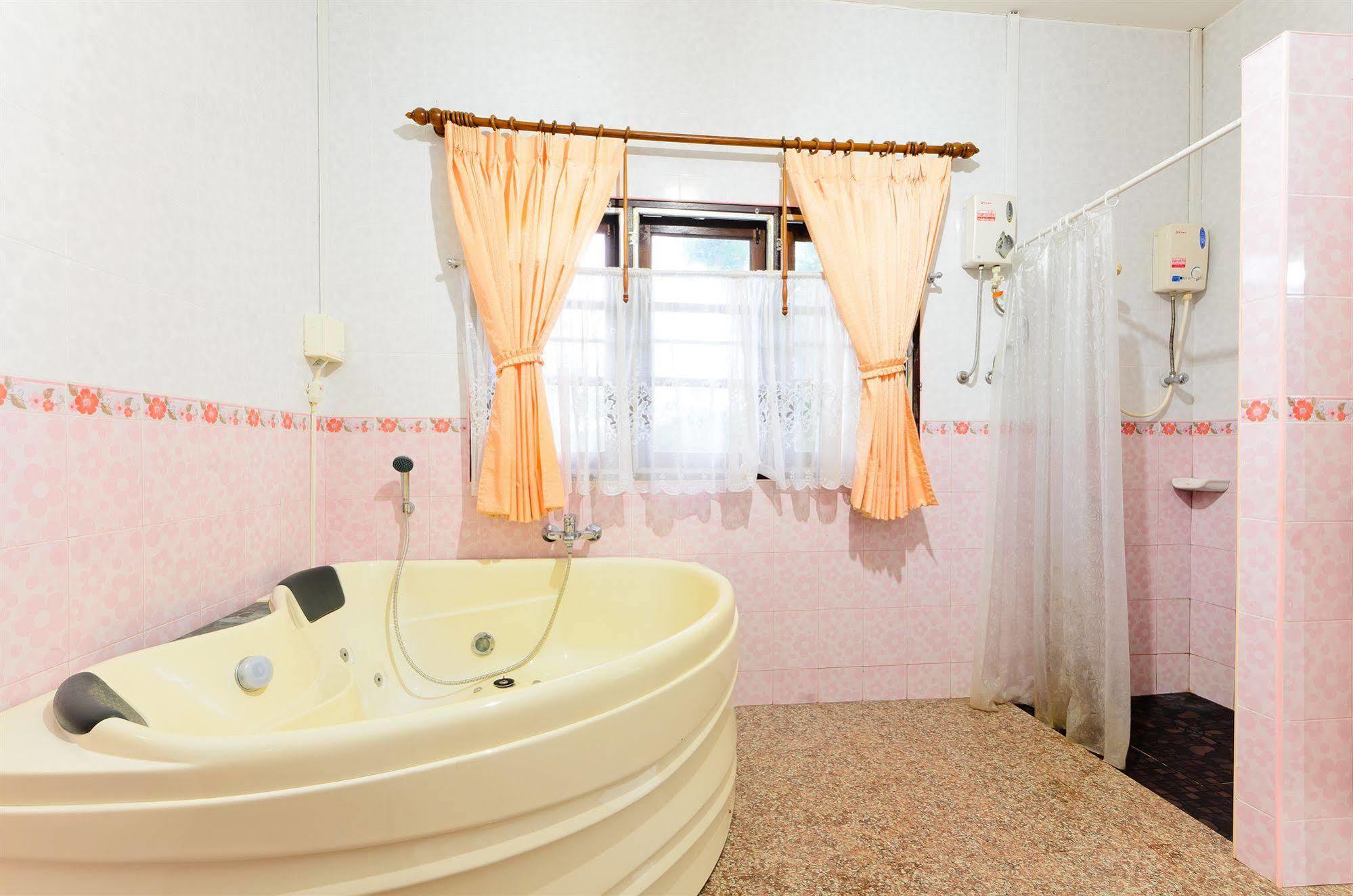 Sananwan Beach B&B Bang Saphan Noi Exteriör bild